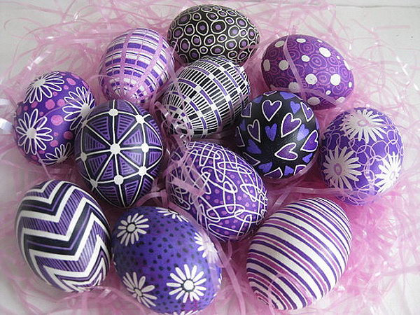 Purple and purple pysanka eggs. These pysankas, painted with hot bees, symbolize hope, life and prosperity.