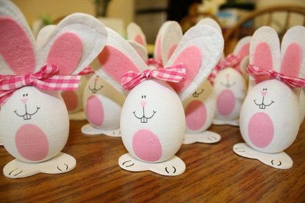 Easter bunny eggs with felt ears and gingham bows. It is amazing for artists to decorate the Easter egg as such an adorable rabbit. I can hardly believe my eyes.