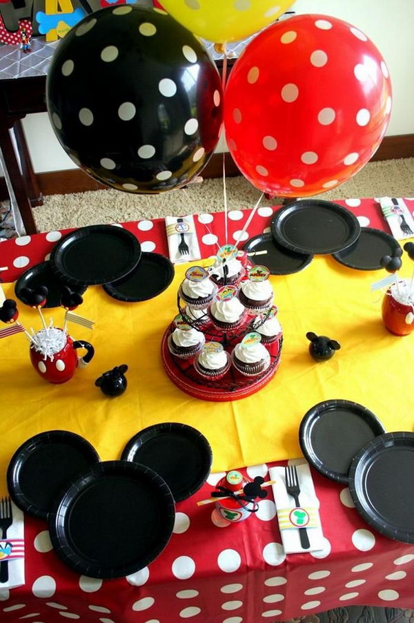 This party is so much fun. I just wonder how the black paper plates were turned into a Mickey Mouse silhouette. It is really a wonderful piece of art full of creative ideas.