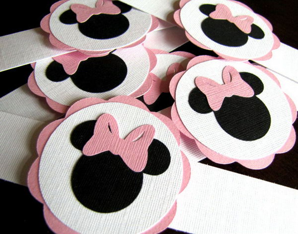 Minnie Mouse Party Napkin Rings are the perfect way to add a special touch to your party! These napkin rings are made of high quality cardboard with a combination of white, pink and black to give your child a light and happy visual effect.