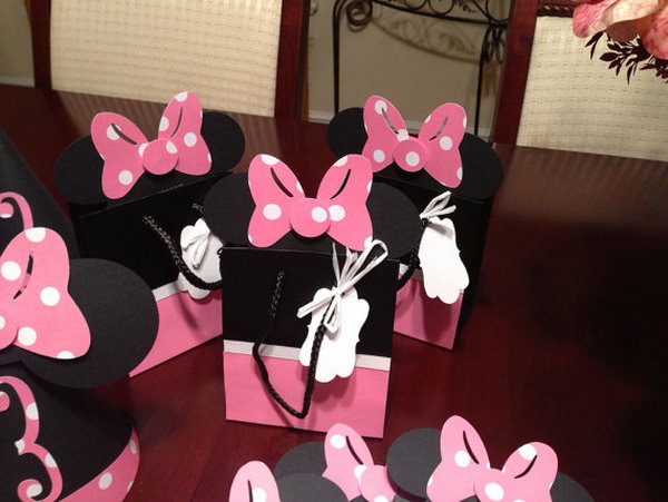 Check out these cute party favor bags. I like the stylish creation of the Walt Disney design, you see, there are adorable Minnie dresses and bows. It is perfect to celebrate this party with party bags with handles. 