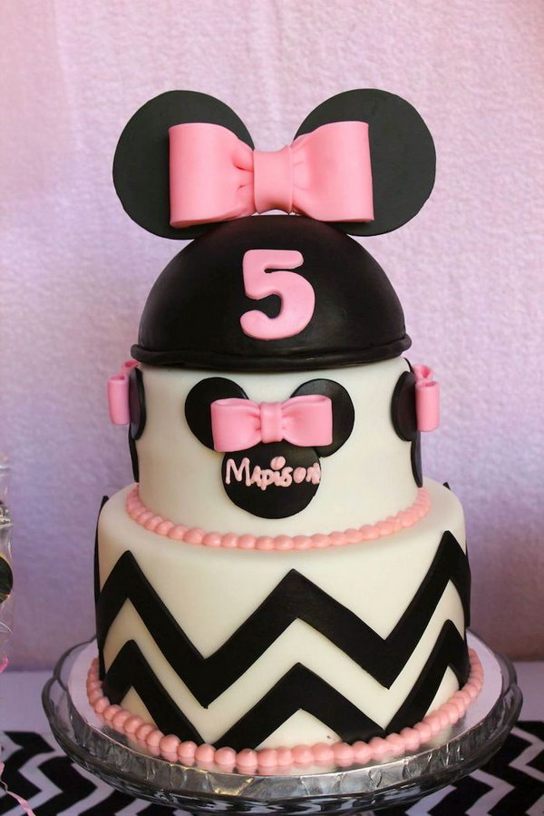 Wow, such a beautiful cake in the form of a Mickey mouse, this multi-layer cake combines cute Mickey mouse head and bows. Well, the kids can't wait to bite a little bit of it.
