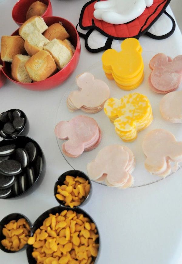 For a birthday party with Minnie mouse motifs, all you have to do is put the cookies and snacks in such a bowl in the shape of a Minnie mouse. This bowl fits perfectly to the party theme. Do not hesitate to use them to miniaturize all your cookies and desserts