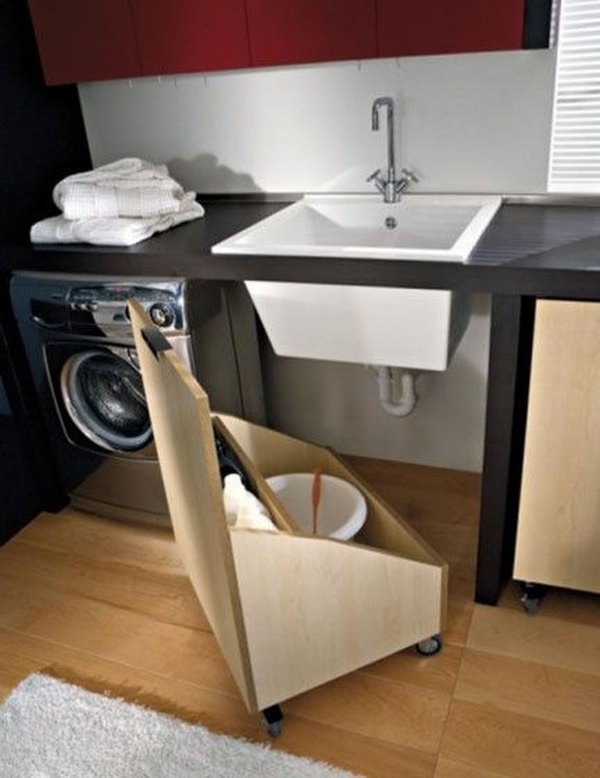 This DIY pallet wood storage container with wheels offers flexible storage space under the sink. 