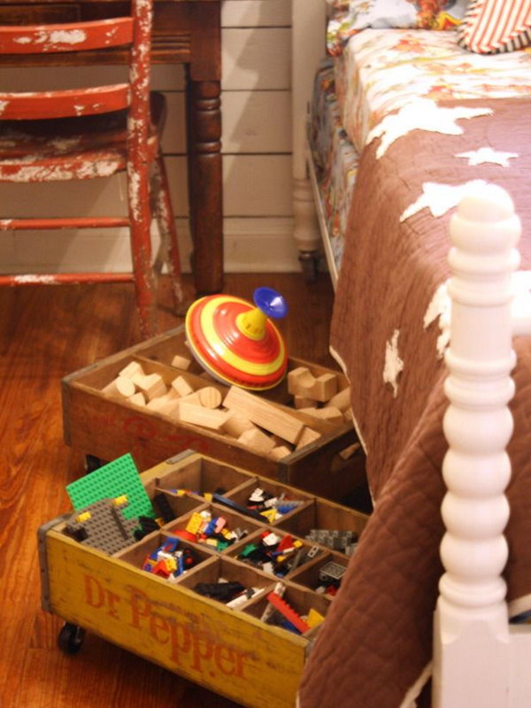DIY under bed roller box. Reuse old wooden beverage crates and turn them into DIY storage boxes under the bed. 
