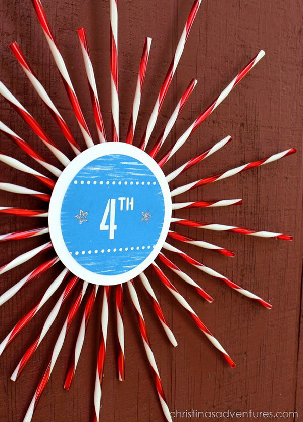 Patriotic wreath made of striped straw. A simple craft project that costs less than 30 minutes and around $ 2. So cute and creative. 