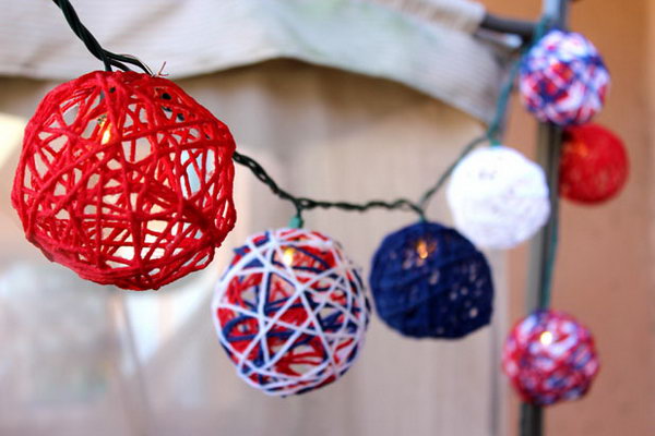 Patriotic red, white and blue yarn fairy lights. These DIY yarn globes are so much fun to assemble. These balls of thread are not only festive fairy lights, but are also ideal as garlands or can simply be presented as table decorations in a bowl. 