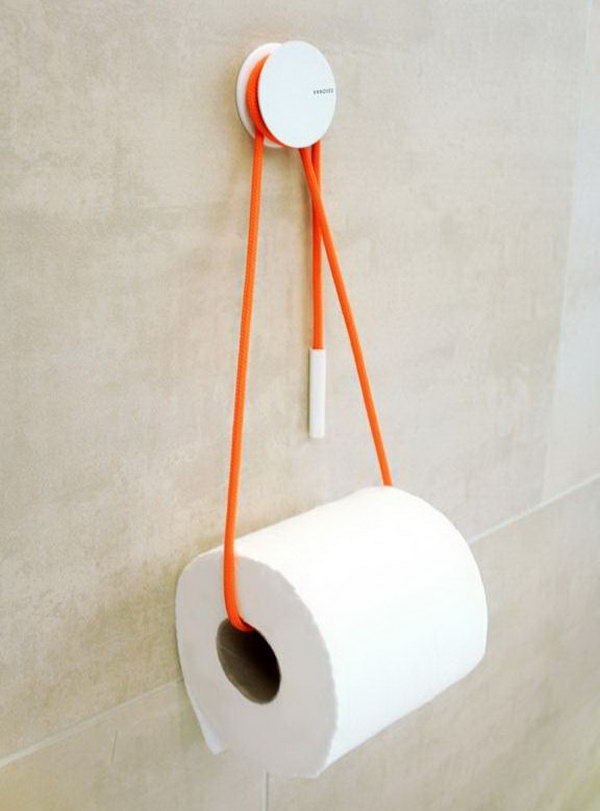 Hold your toilet paper roll with a rope and give the bathroom a touch of color. A simple but functional idea for storing toilet paper.  