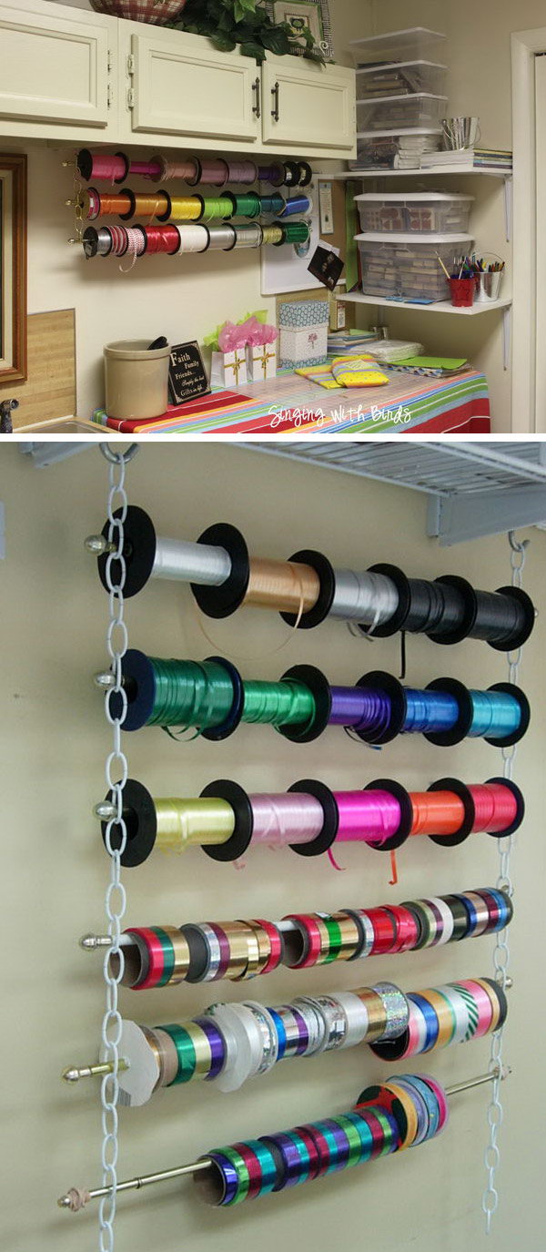 Make a wrapping tape organizer with chains, curtain poles and hooks in a cafe style. It looks good and is so functional. 
