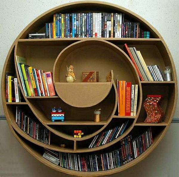 This round cardboard shelf not only offers space for your movie DVDs and books, but also improves the interior of your home. 