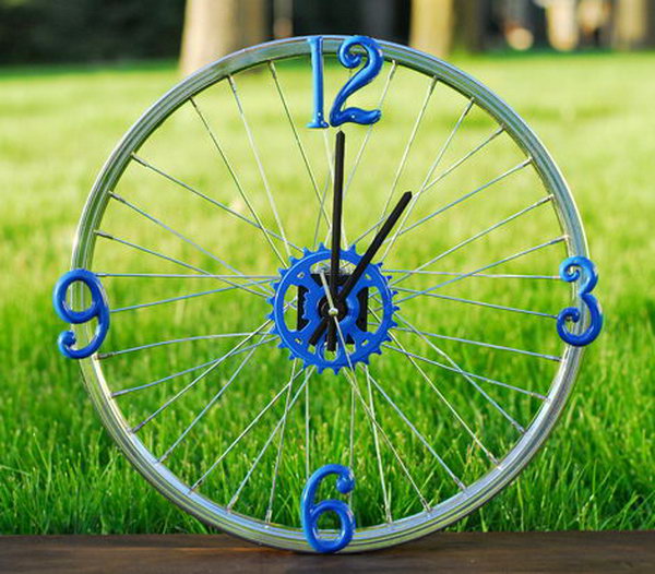DIY bike wheel clock. The perfect gift for a cycling enthusiast or Father's Day. 