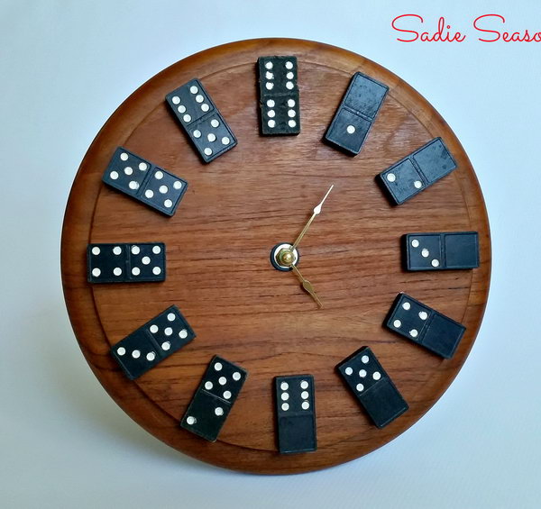 Wall clock made of old wooden dominoes and a round cutting board. A cool gift idea for someone who likes to play dominos. 