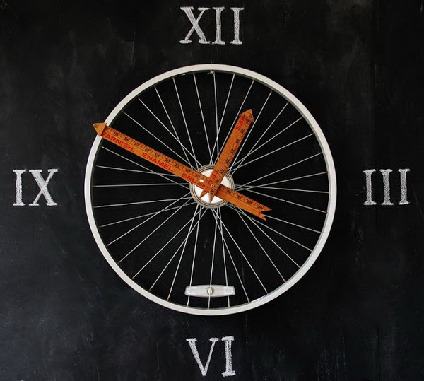Yardsticks are the perfect pointers for this bike clock. 
