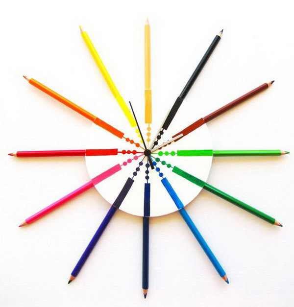 This colored pencil wall clock is ideal for wall decoration in the children's room. 