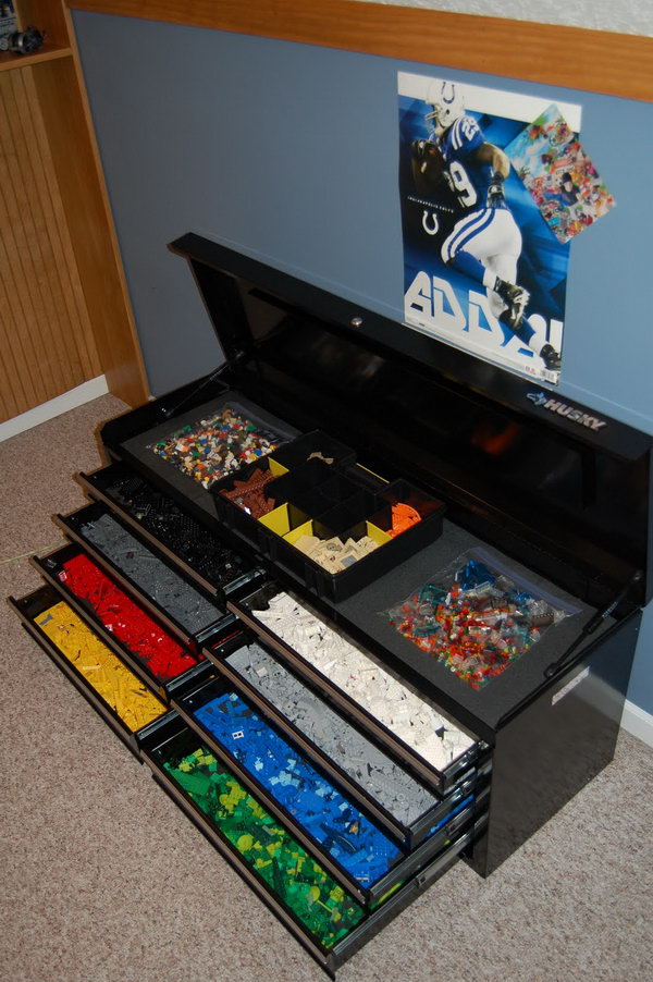 In this toolbox with stacked drawers, the LEGO collection is sorted by color. It is perfect in form and function. 
