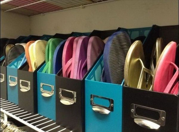 Instead of a spacious shoe rack, sandals and flip-flops are wrestled in elegant magazine files. 