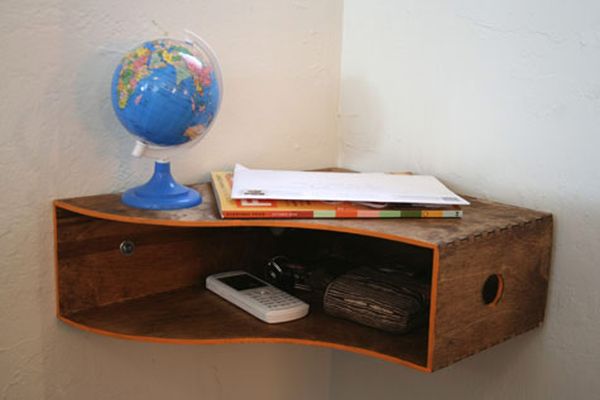 This wooden magazine holder from ikea turned out to be the perfect collection shelf for small items such as keys, accessories and banknotes. All you had to do was put a stain on it, turn it to the side and mount it in the corner of our entrance. 