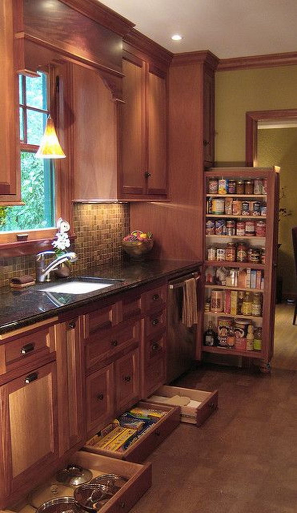 Narrow drawers under the cupboards offer space for narrow items such as cooking and pizza bowls. 