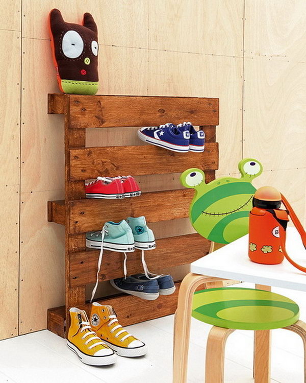 Storage of wooden pallet shoes,