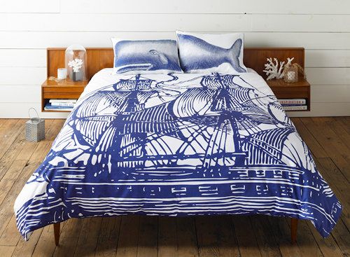 There are so many different ways to decorate a nautical themed room. Boats, ships, sailors, sea flags, treasure map, pirates, sea animals, shells, lighthouses, palm trees, tropical beach, surf hut, cottage style by the sea, rustic hut style and toddlers. Bring a maritime feel to your little boy's bedroom with one of these ideas.