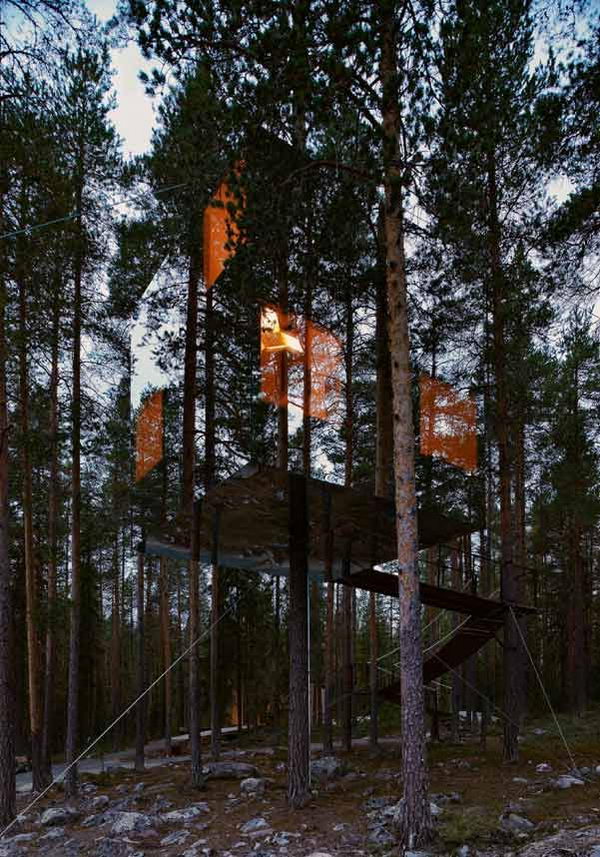 Mirrorcube Tree House Hotel in Sweden. The mirror cube fits into the reflection of the trees and offers a space made of glass that is almost invisible to the human eye.