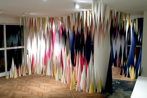 Installation of the paper cavity art. This paper cave is a radical modern installation. Created by Wendy Plomp and Edhv created this 3D Paper Paper Cave installation in the Verger shop in Milan.