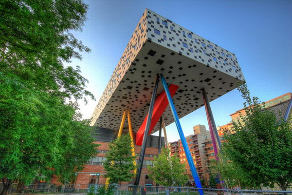 Ontario College of Art and Design (Toronto, Canada).