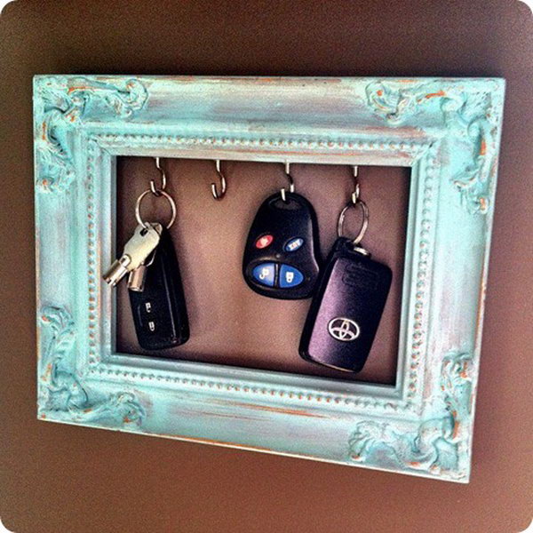 DIY vintage frame key holder. A wonderful vintage frame with small hooks to support your keys. Be on hand every time you go or come home. See how to do it 