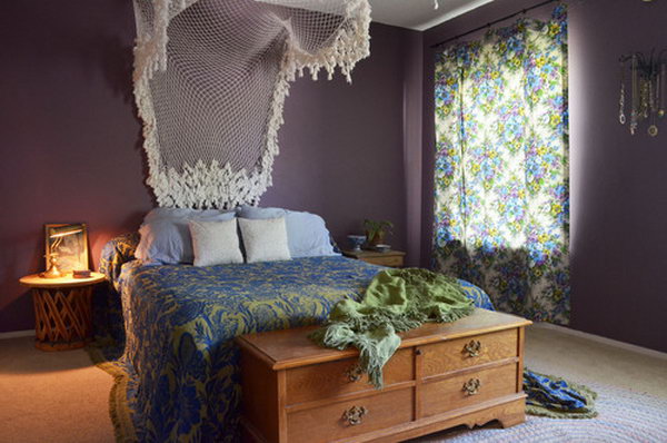 Lavender and lace: one of the most romantic combinations for the bedroom. The white lace underlines this bedroom, which contributes to elegance and chic. Purple paired with green and blue is not a conventional color combination, but it works well here and looks fresh and simple. 