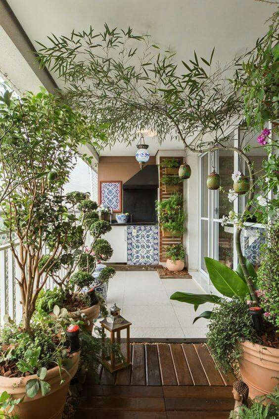 Love the raised platform on one side | Small balcony garden .