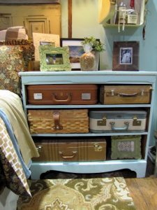 20+ DIY Vintage Suitcase Decorating Ideas! | Vintage suitcases .