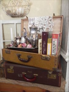 20+ DIY Vintage Suitcase Decorating Ideas! | Suitcase decor .