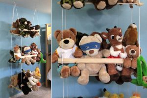 DIY hanging toy storage to organize the stuffed animals | Diy toy .