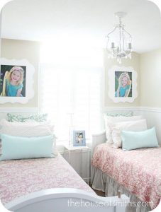 Cute twin bedroom | Shared girls bedroom, Shared girls room, Small .