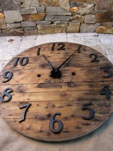 19 Beautiful DIY Wall Clock Ideas | Spool furniture, Wood wall .