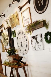 5 Simple Gallery Wall Ideas | Simple gallery wall, Farmhouse .