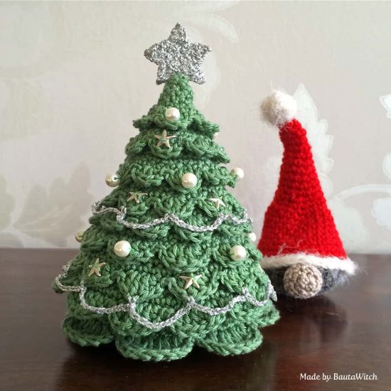 Some exciting free Christmas crochet patterns for your home .