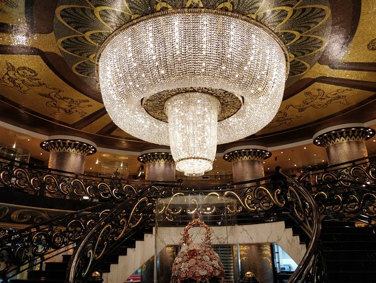 Chandelier in lobby - Picture of Hotel Lisboa Macau - Tripadvis
