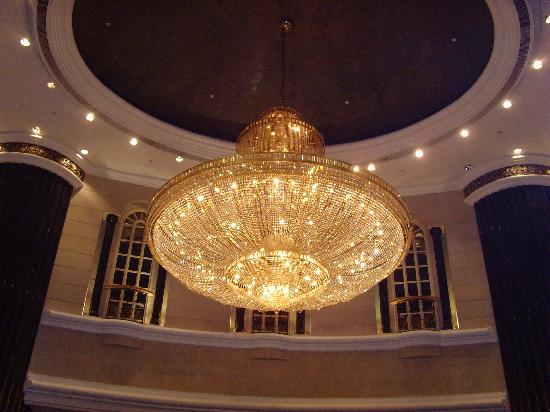 chandelier in the foyer - Picture of Renaissance Kuala Lumpur .