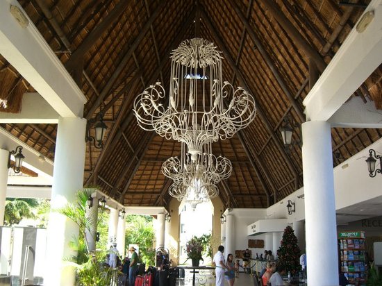 Lobby area, love those huge chandeliers! - Picture of Sandos .