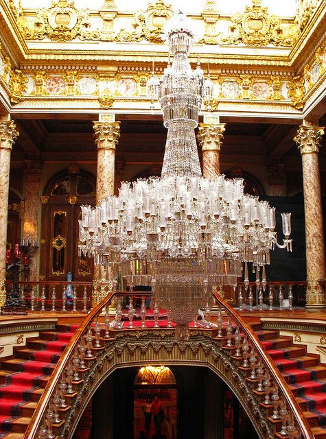 Büyük avize | Crystal chandelier, Beautiful chandelier, Stairs desi