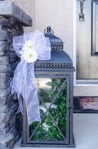 Outdoor Porch Spring Decorating Ideas | Outdoor lanterns decor .