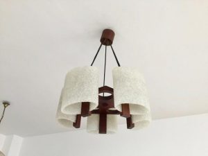 Vintage Scandinavian chandelier in teak and white granité | Et