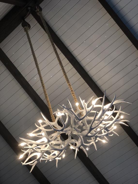 Modern high gloss white lacquer antler chandelier | Et