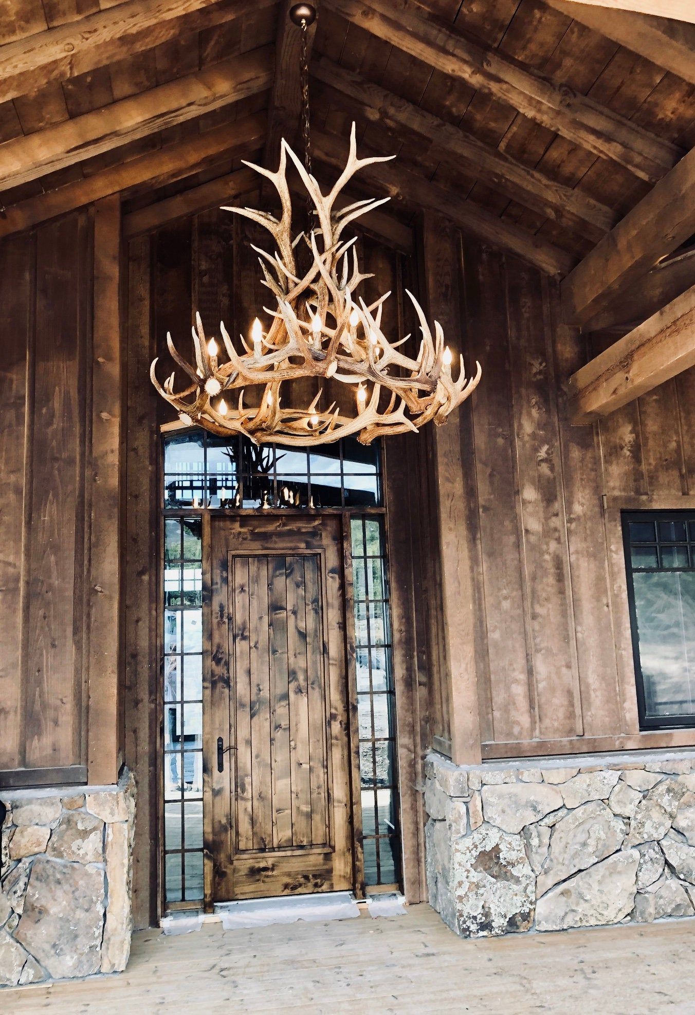 Antler Chandelier Design Ideas for Rustic Elegance