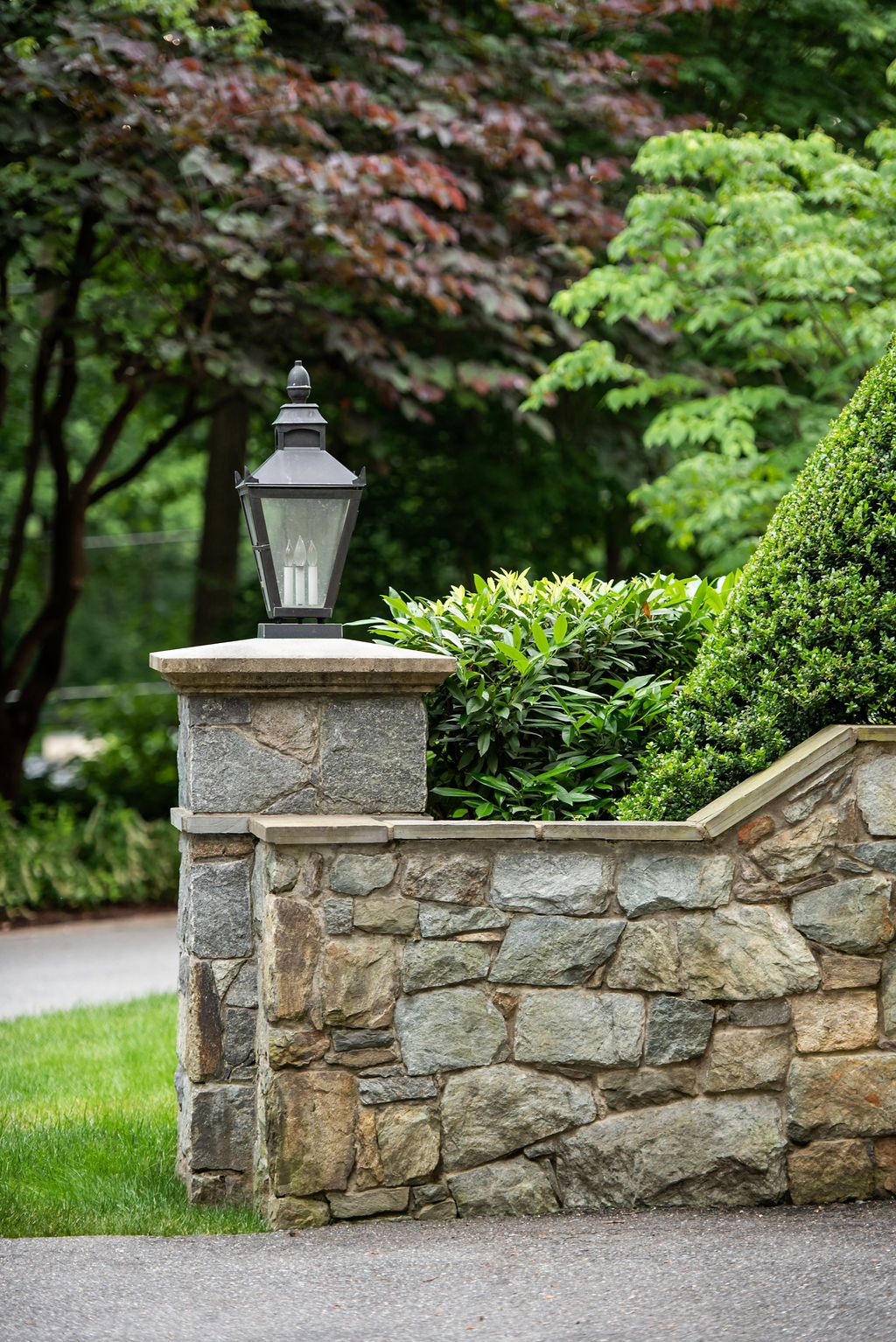 Outdoor Driveway Lanterns Light Up Your Home’s Entrance