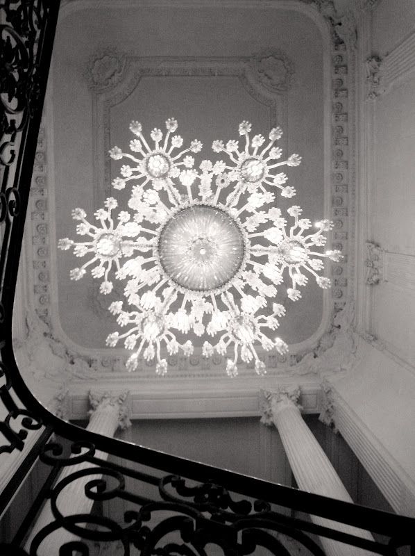 Stairwell Chandelier: How to Elevate Your Space with Grandeur